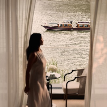 langhambangkok_ladywindow_346x346