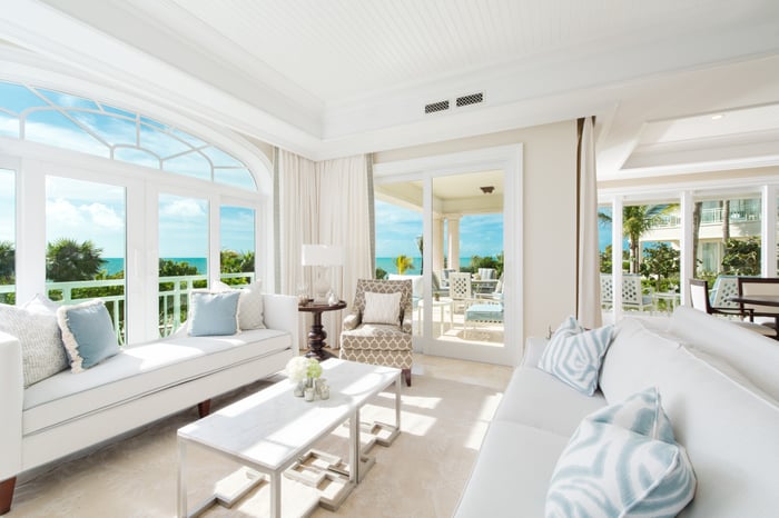 The Shore Club - Ocean Front & Deluxe Ocean Front Suites - Living room